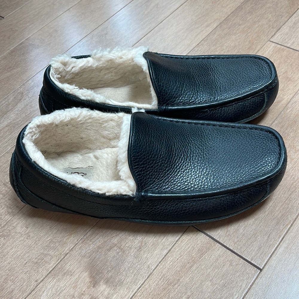 Ascot Leather Mens Slipper by UGGs Sz 10